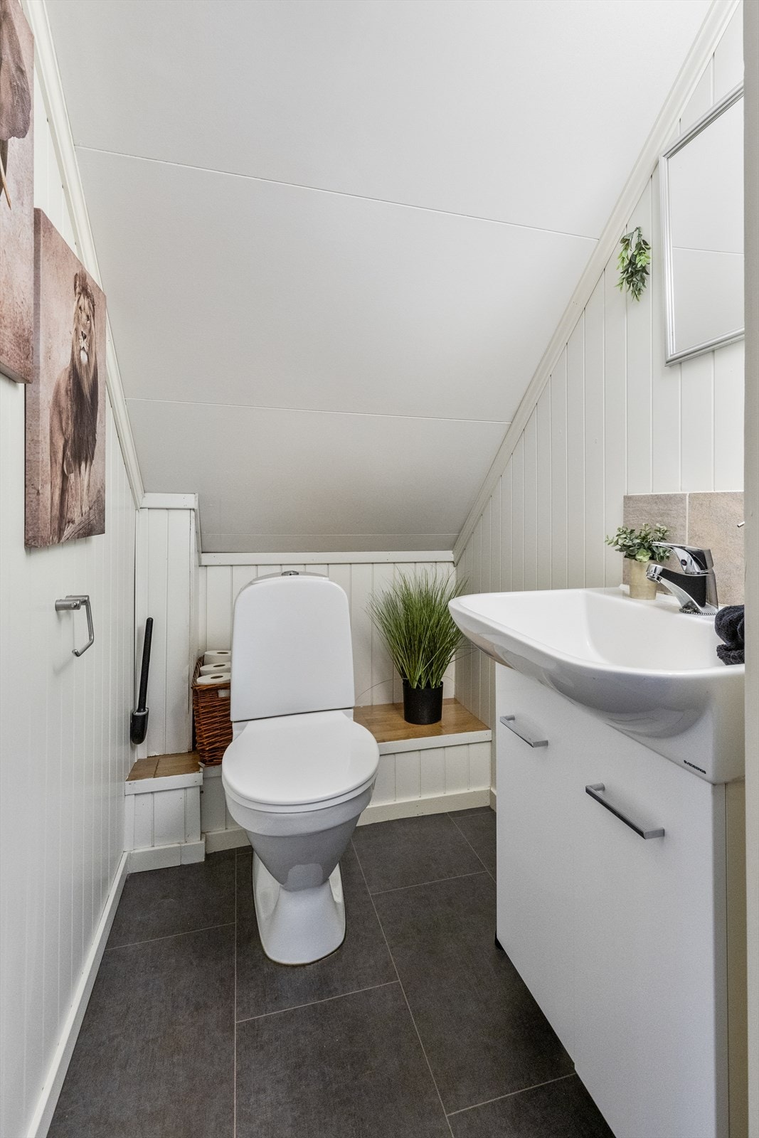 Separat toalett beliggende vegg-i-vegg med badet i 2. etasje. Galleribilde