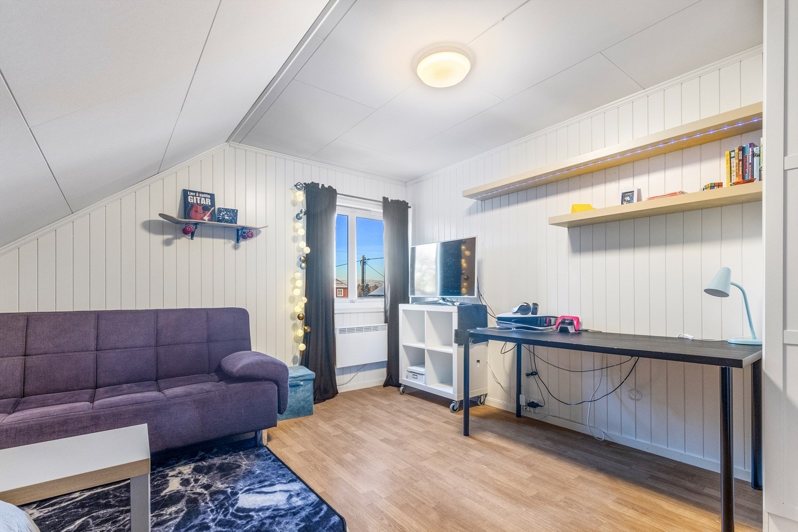 Soverom 3 har vindu med et trivelig utsyn mot nabolaget og glimt av Ydalir. Galleribilde