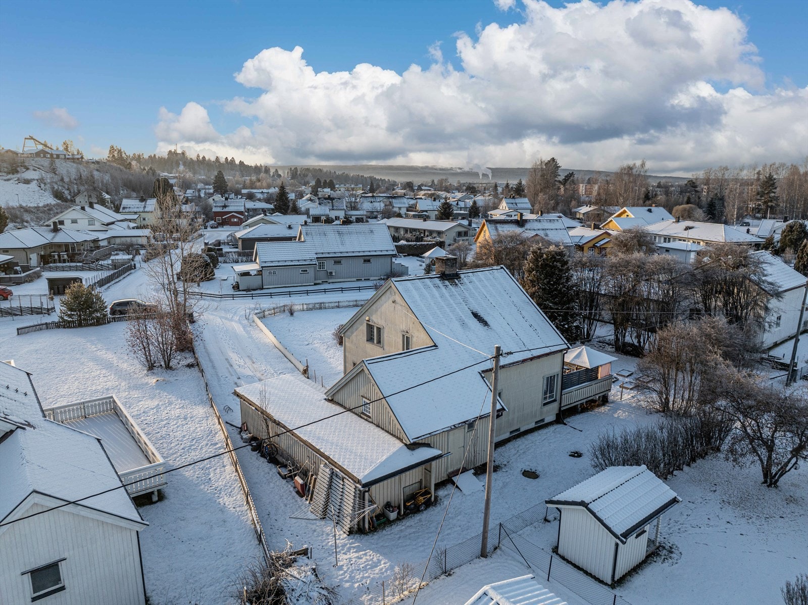 Dronefoto av eneboligen med glimt av Ydalir hoppbakke. Galleribilde