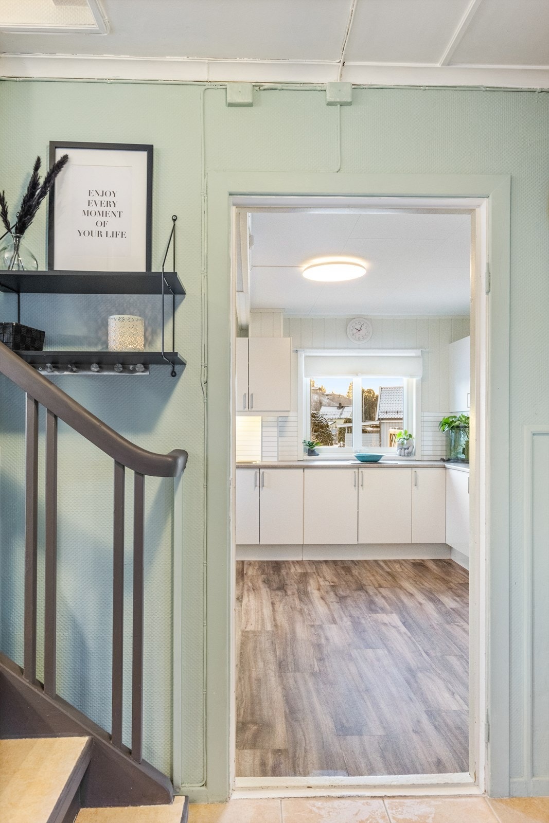 Entréen med tilkomst til kjøkkenet. Galleribilde