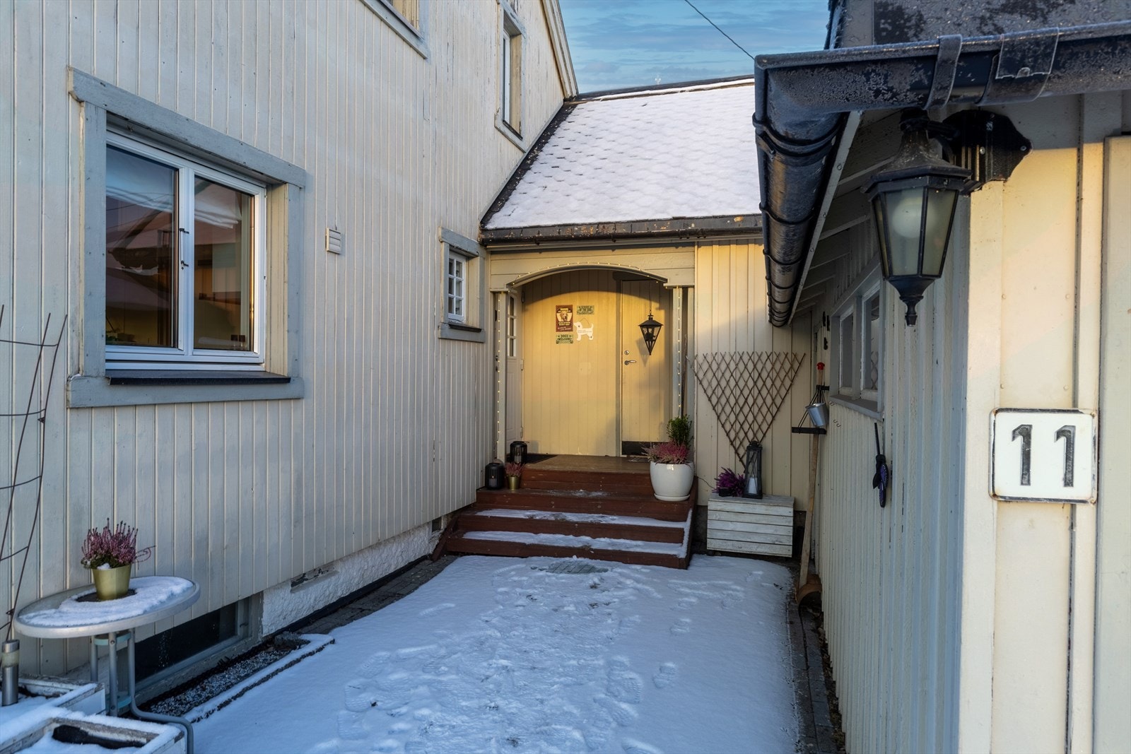 Du ønskes velkommen inn ved en overbygget inngang. Galleribilde