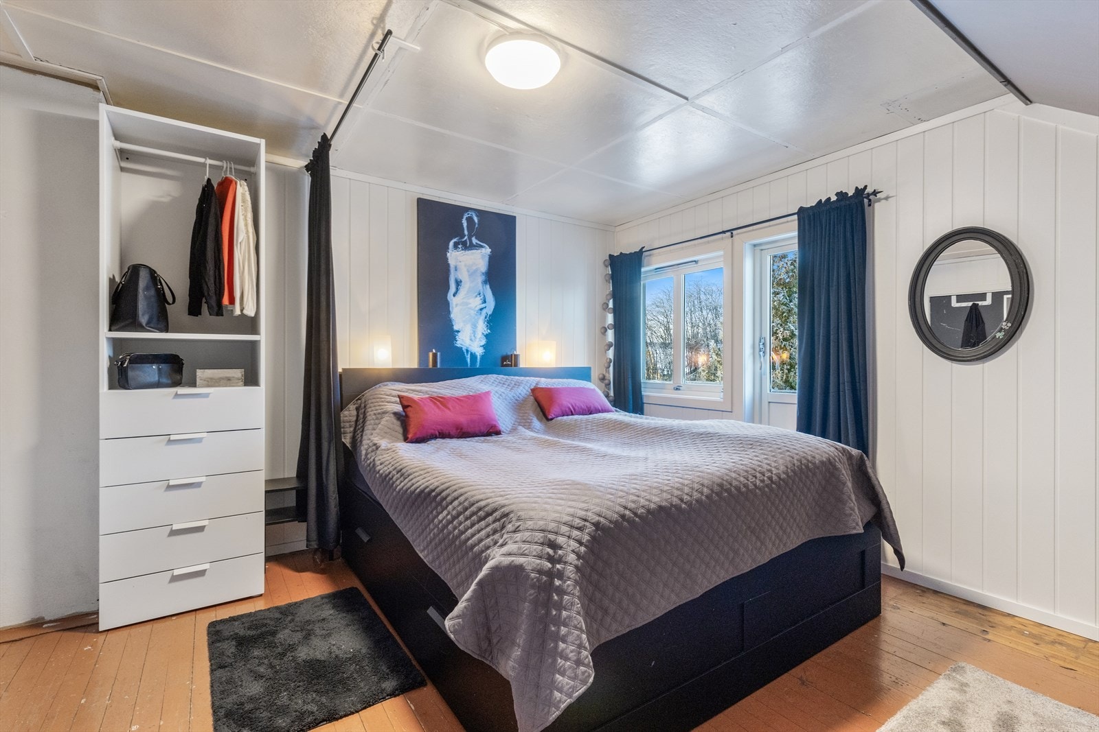 Hovedsoverommet er romslig med vindu og utgang til en vestvendt trivelig balkong. Galleribilde