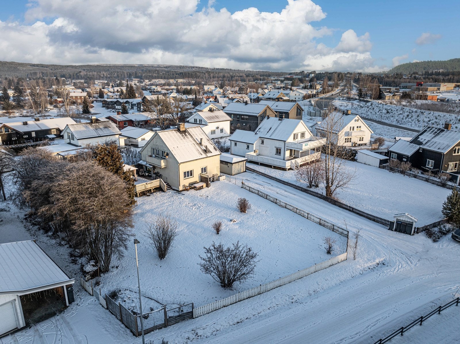 Eneboligen har romslig tomt med gangavstand til det meste. Galleribilde
