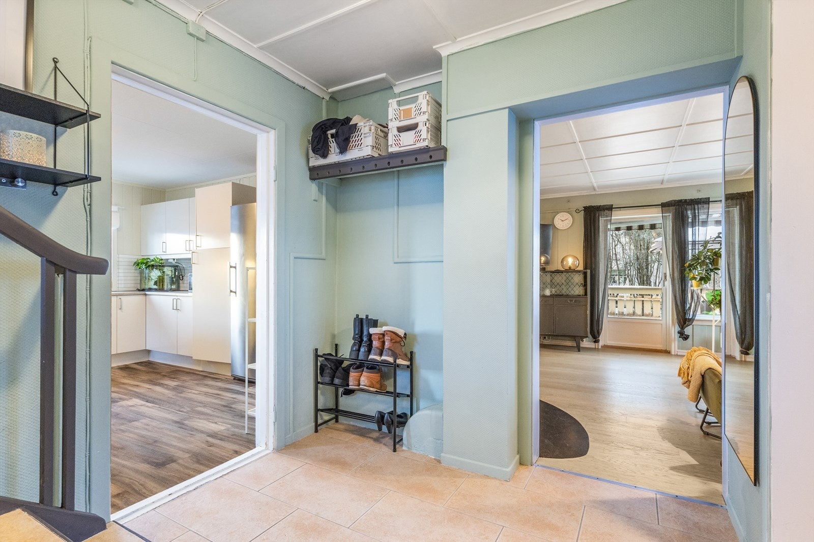 Entréen har tilkomst til kjøkkenet, stuen, kontor/alkove og trappegang til 2. etasje og kjeller. Galleribilde