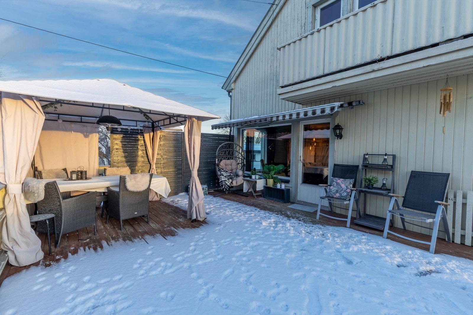 Terrassen har levegg mot nabo, med tilkomst fra både stuen og hagen. Galleribilde