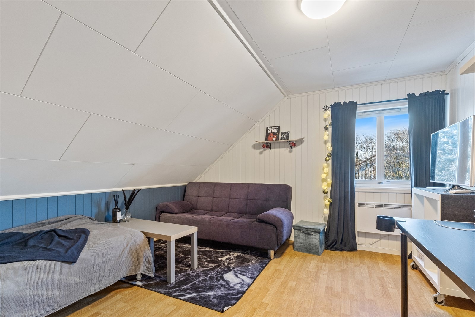 Soverom 3 er beliggende vegg-i-vegg til hovedsoverommet og toalettet, med tilkomst rett over gangen ved badet. Galleribilde