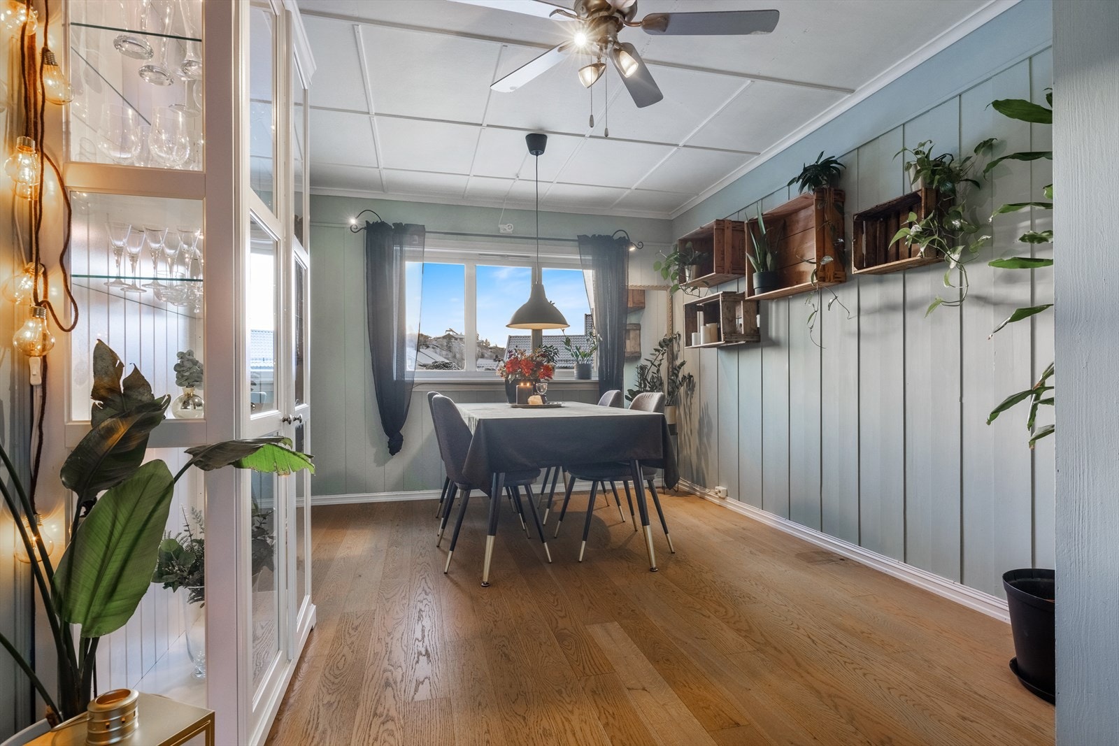 Spisestuen er romslig med god plass til et variert møblement. Galleribilde