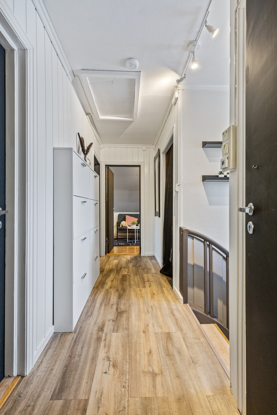 Gangen i 2. etasje har tilkomst til alle rommene i etasjen. Galleribilde