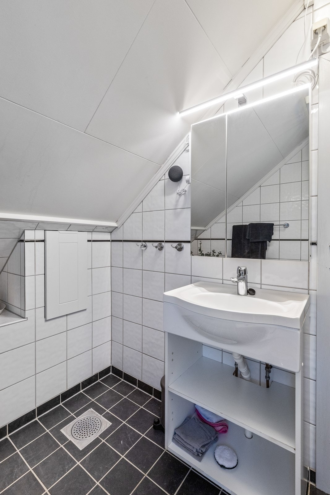 Badet er beliggende i 2. etasje og ble renovert i 2004. Galleribilde