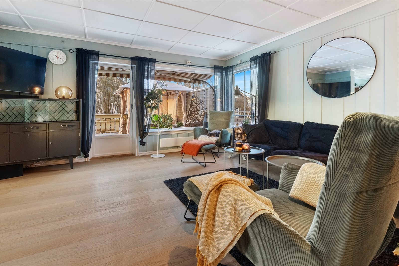 Stuen er romslig i fine lune farger, har store vindusflater og utgang til en herlig stor vestvendt terrasse. Galleribilde