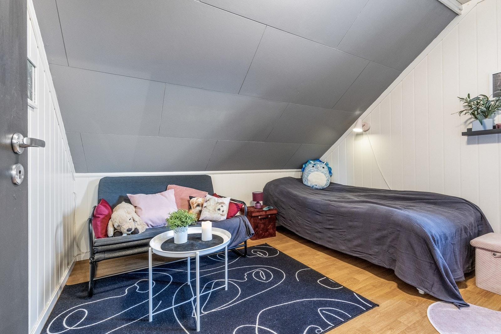 Soverom 2 er romslig med plass til seng, liten sofa og skrivebord, beliggende i den nordøstlige delen av boligen og har vindu med et trivelig utsyn mot nærområdet. Galleribilde