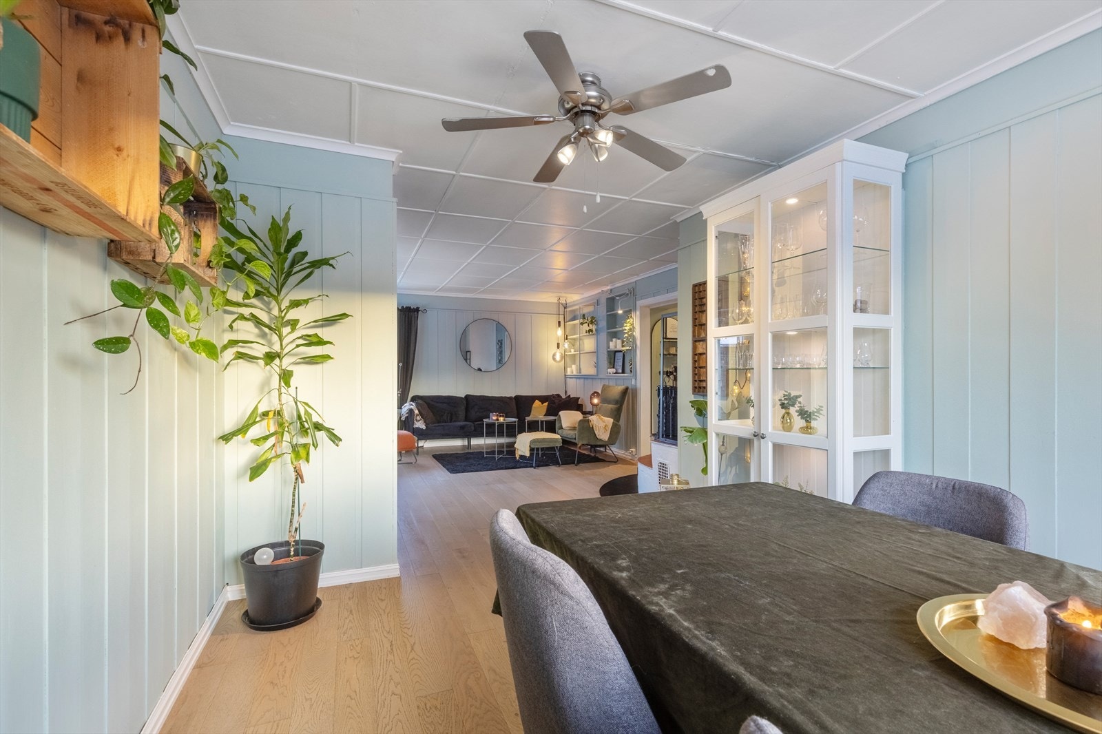 Spisestuen med utsyn mot stuen. Galleribilde