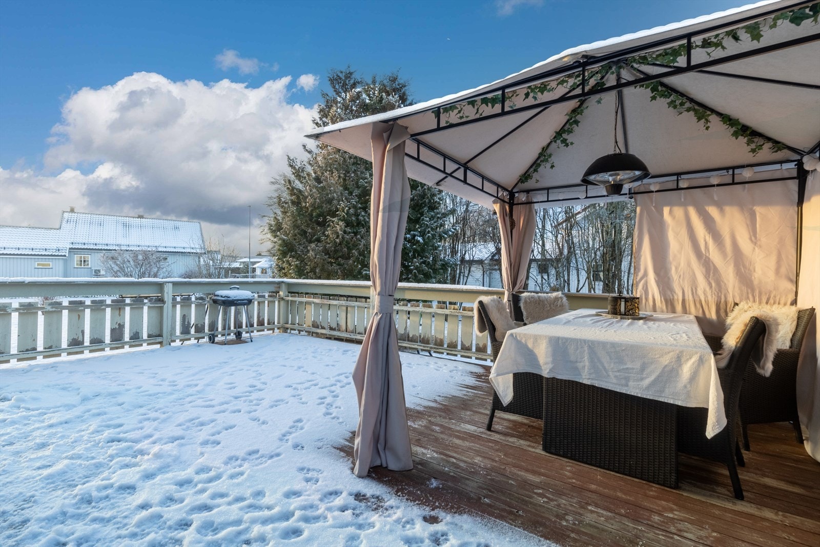 Vestvendt, romslig og herlig terrasse. Galleribilde