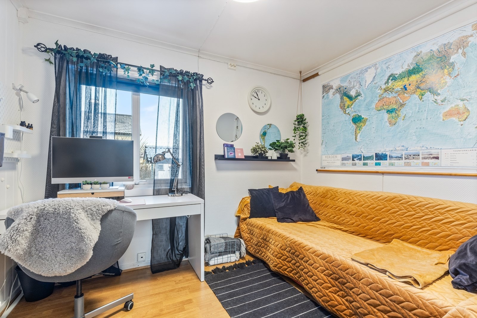 Praktisk rom beliggende i 1. etasje med tilkomst fra entré, vindu mot nordvest med trivelig utsyn mot nabolaget. Galleribilde