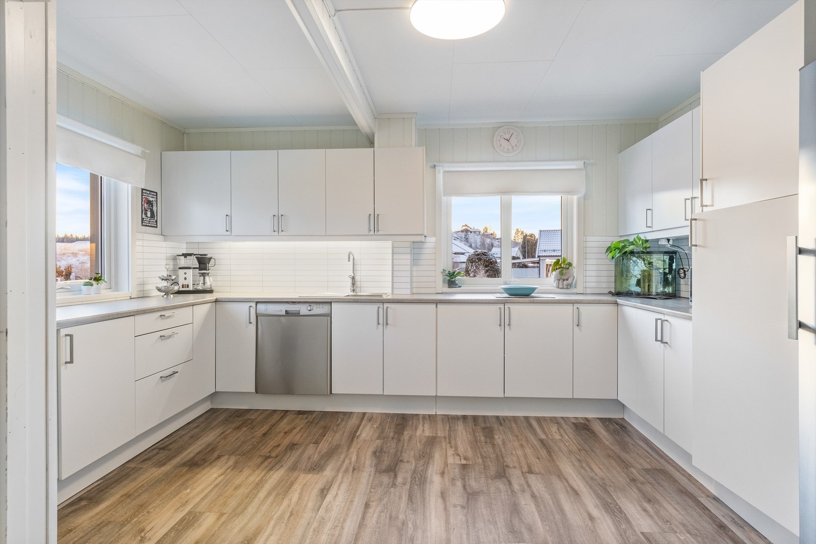 Kjøkkenet er romslig og ble pusset opp i 2017 og er beliggende vegg-i-vegg til spisestuen. Galleribilde