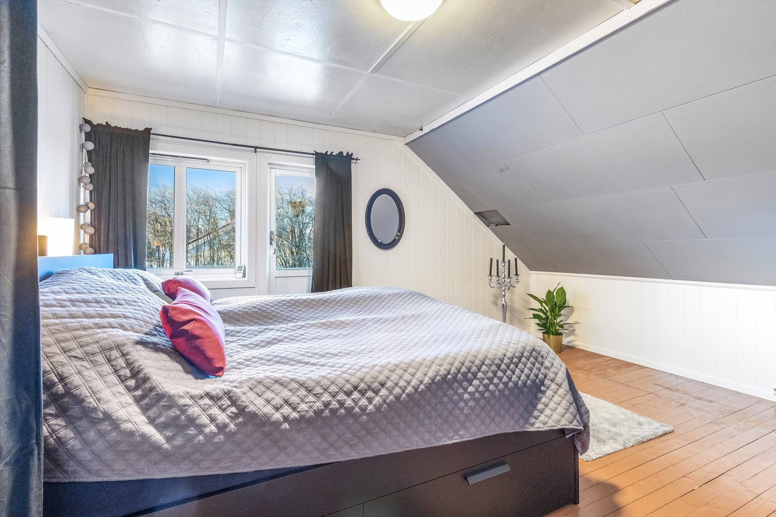 Hovedsoverommet har flere muligheter for å tilpasse garderobeløsninger. Galleribilde