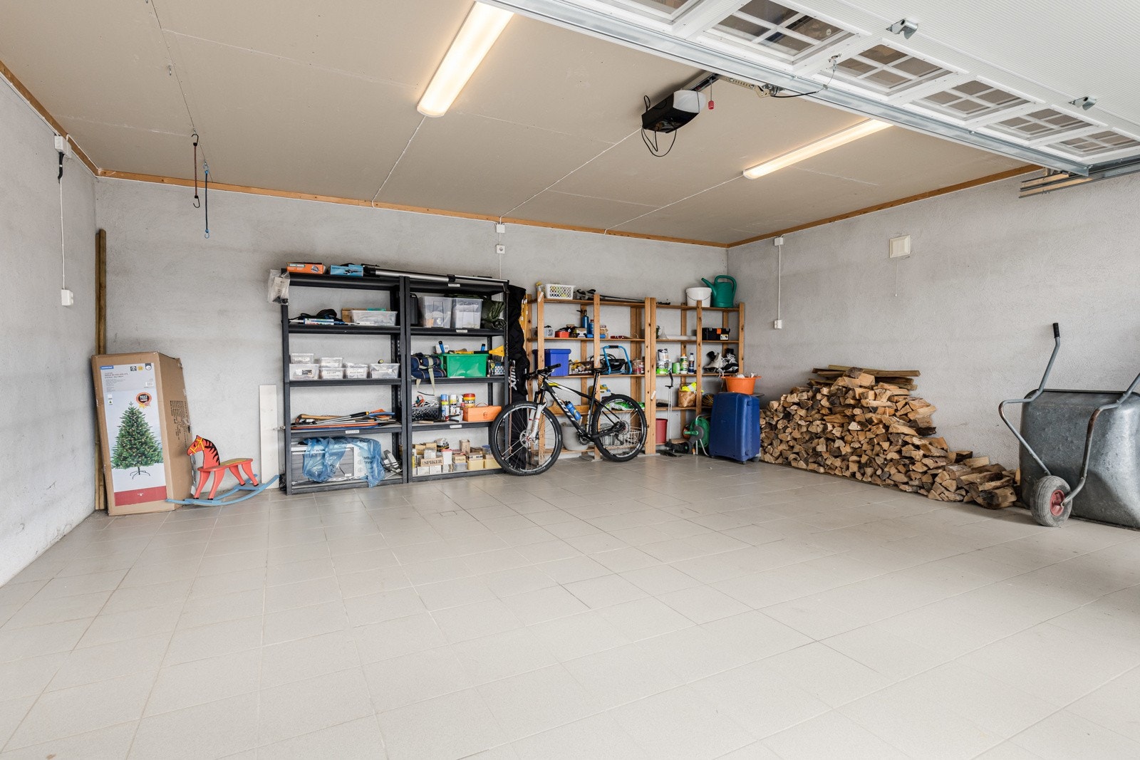 Garasjen er på ca. 37 kvm, og har lagringsloft og motorisert leddport. Galleribilde