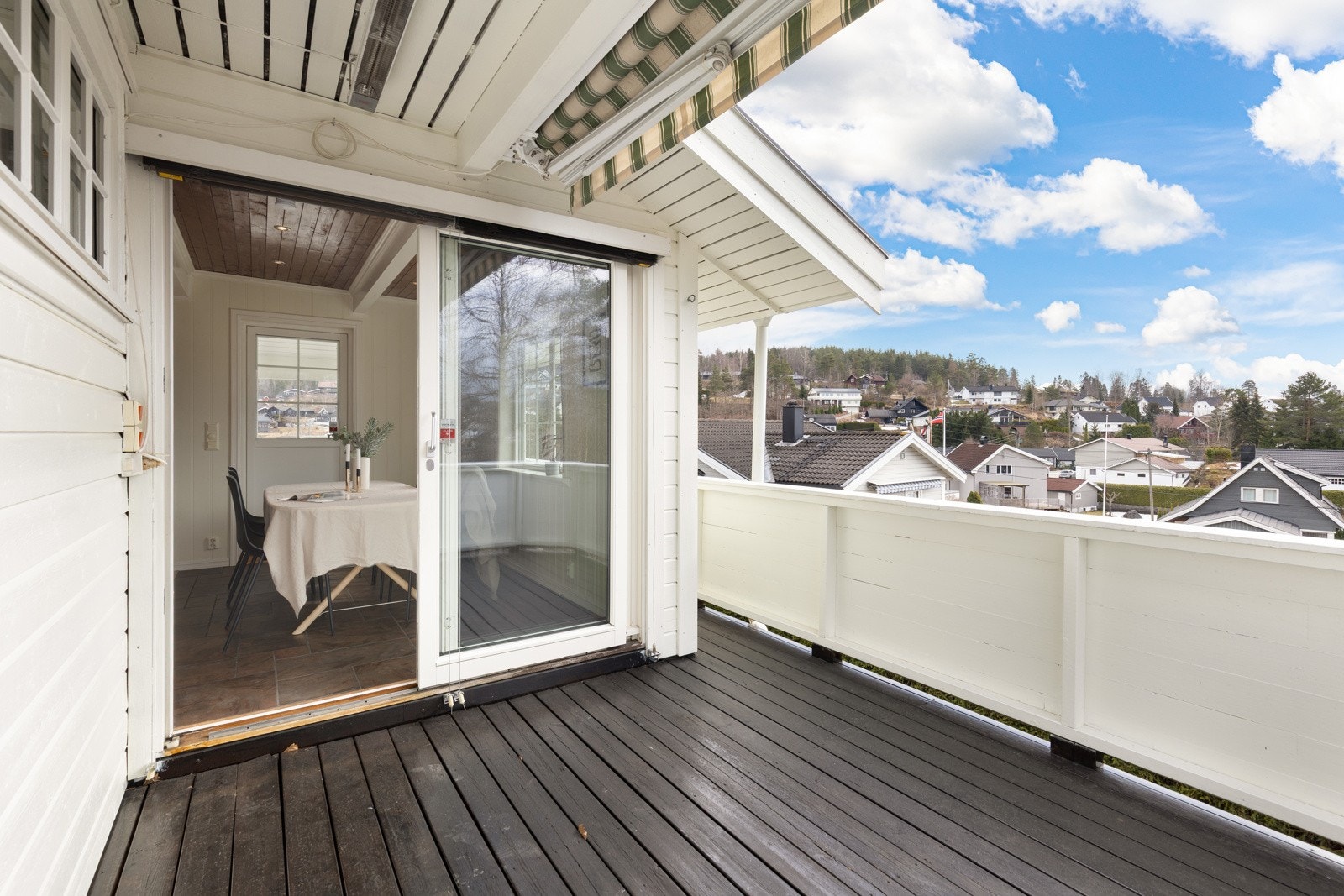 Det er montert utebelysning på husveggen og markise i overbygget. Galleribilde