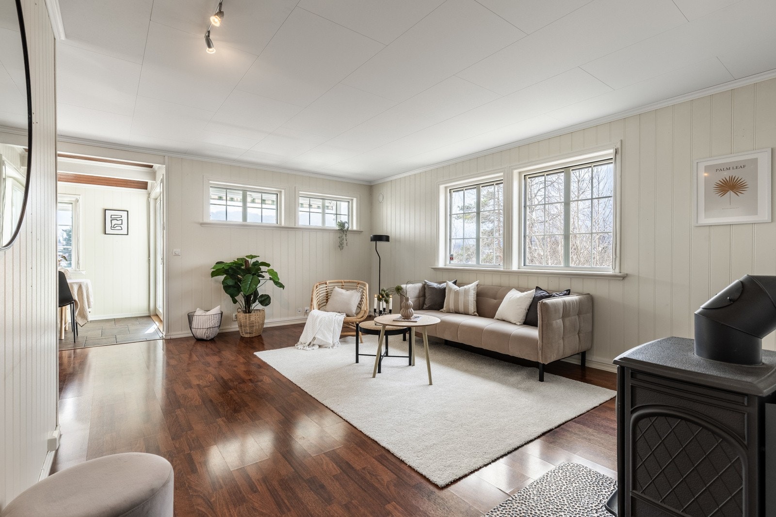 Dagslyset strømmer inn via store vinduer i tre himmelretninger. Galleribilde