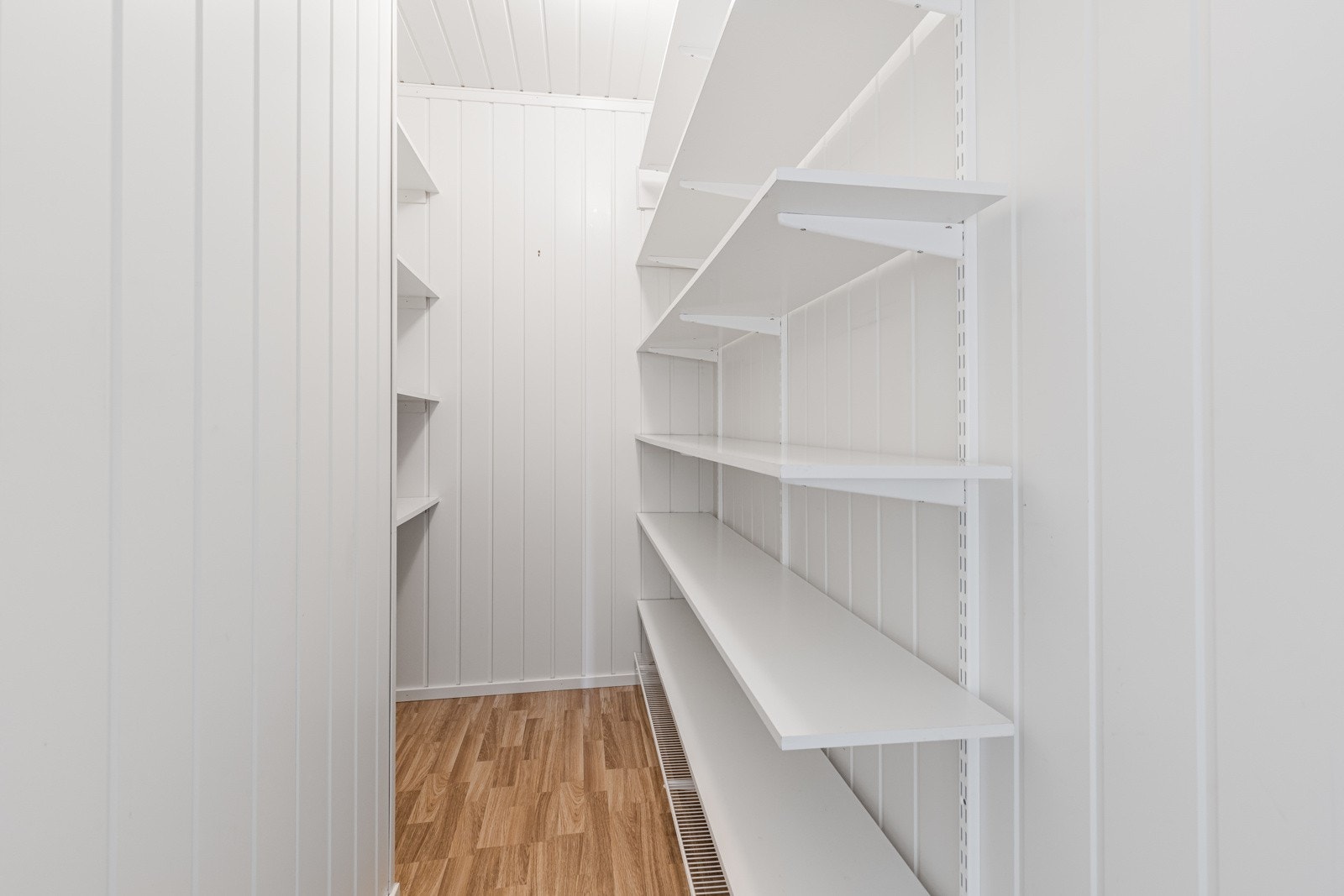 Boligen har for øvrig oppbevaring- og lagringsplass i en innredet innebod og på loftet i garasjen. Galleribilde