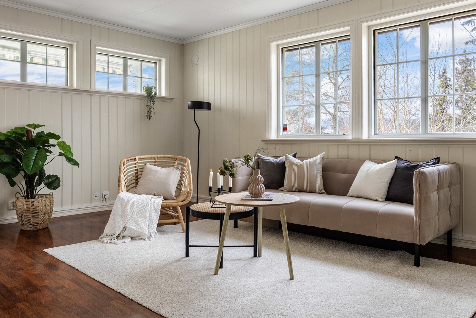 Koselig stue med god plass til sofaløsning og spisebord. Galleribilde