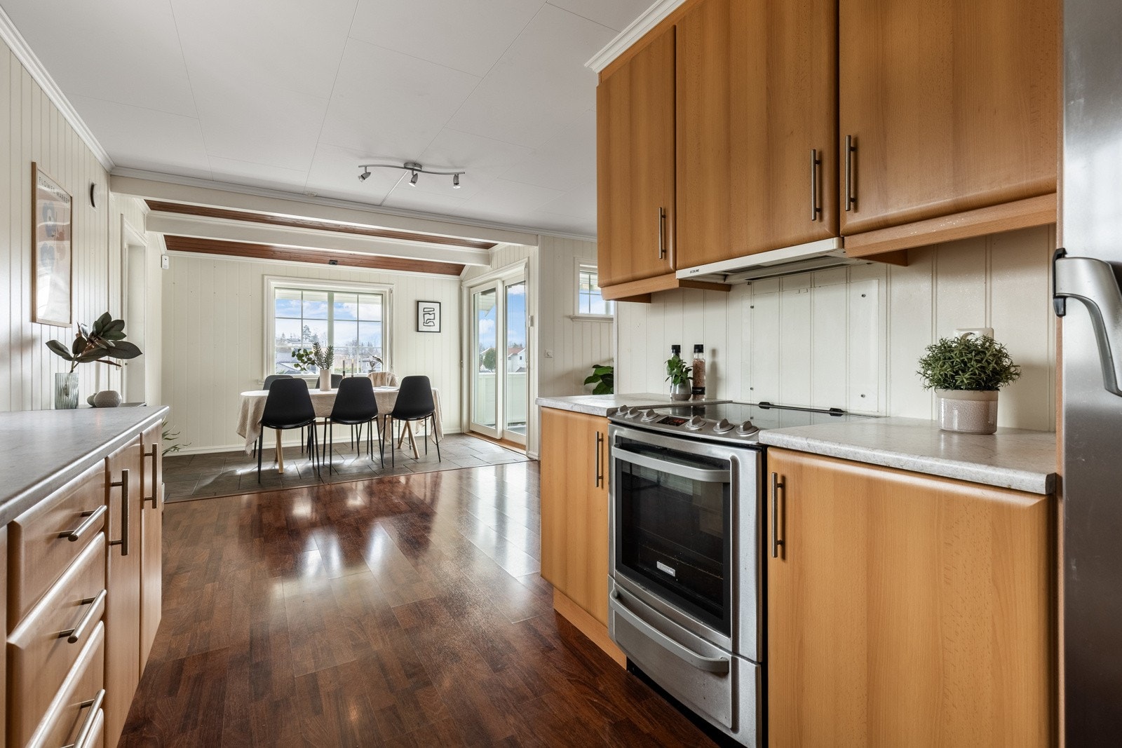 Videre er kjøkkenet utstyrt med ventilator, benkestikk og benkebelysning, samt opplegg for oppvaskmaskin og nisje for frittstående komfyr. Galleribilde