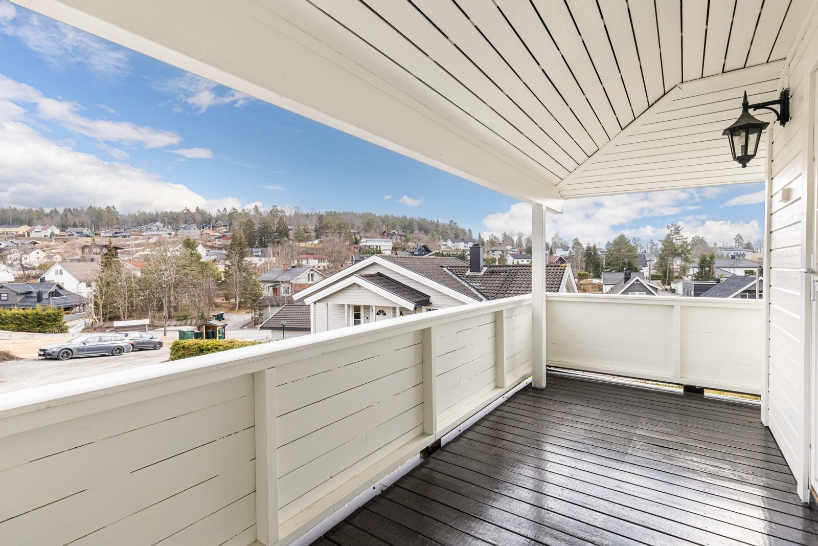 Fra stuen er det utgang til en sydøstvendt, dels overbygd terrasse av god størrelse. Galleribilde