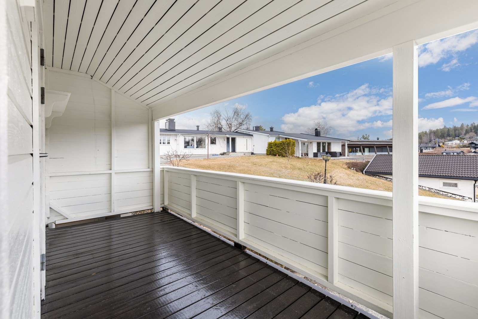 Her er det fin plass til grill og utemøblement, og overbygget sørger for brukstid selv i litt ruskevær. Galleribilde