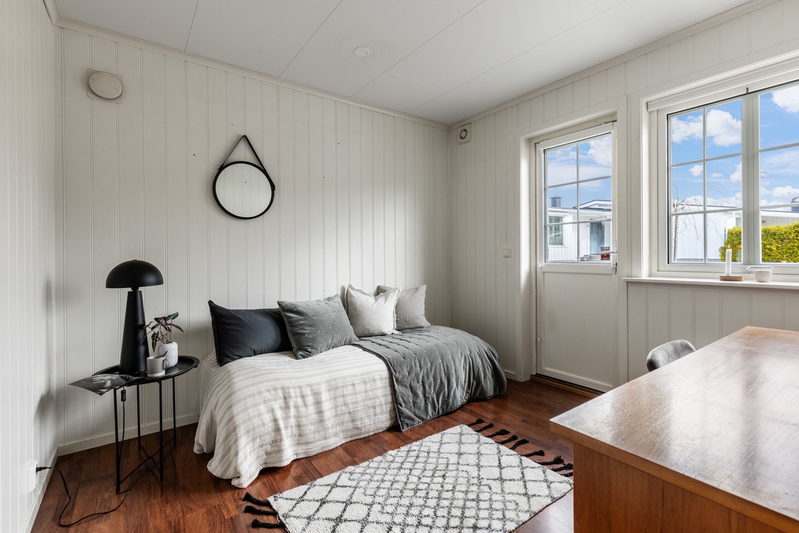 Hvert av rommene har lysmalt panel på veggene, og på gulvet er det lagt mørk, gyllen laminat. Galleribilde