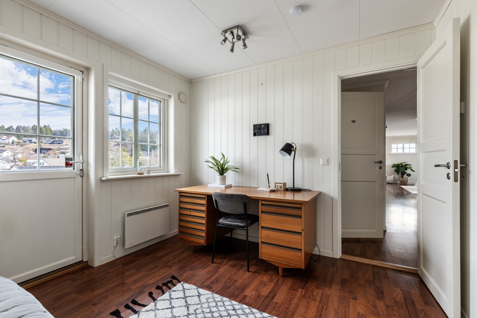 Ett av soverommene har utgang til gårdsplassen, mens de to andre rommene har plassbygde skyvedørsgarderober. Galleribilde