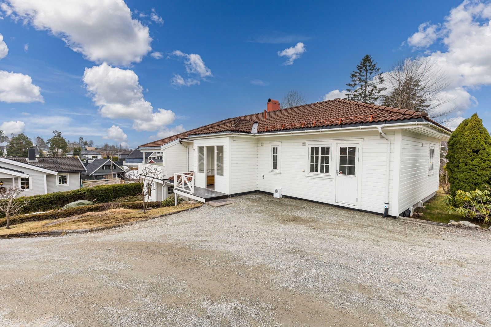 Privatmegleren ved Morten Liavaag har gleden av å presentere denne luftige, lyse og velholdte leiligheten med dobbelgarasje og solrik terrasse beliggende på Konnerud i Drammen kommune. Galleribilde
