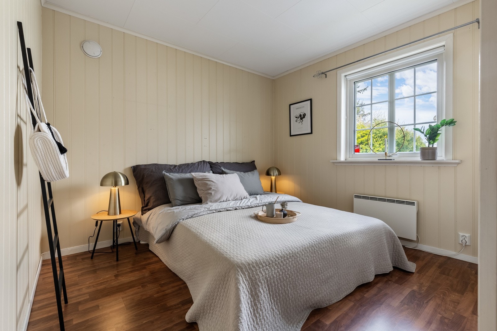 Det er tre pene soverom i boligen, og alle har store sprossevinduer som sørger for rikt, naturlig lysinnslipp og gode luftemuligheter. Galleribilde