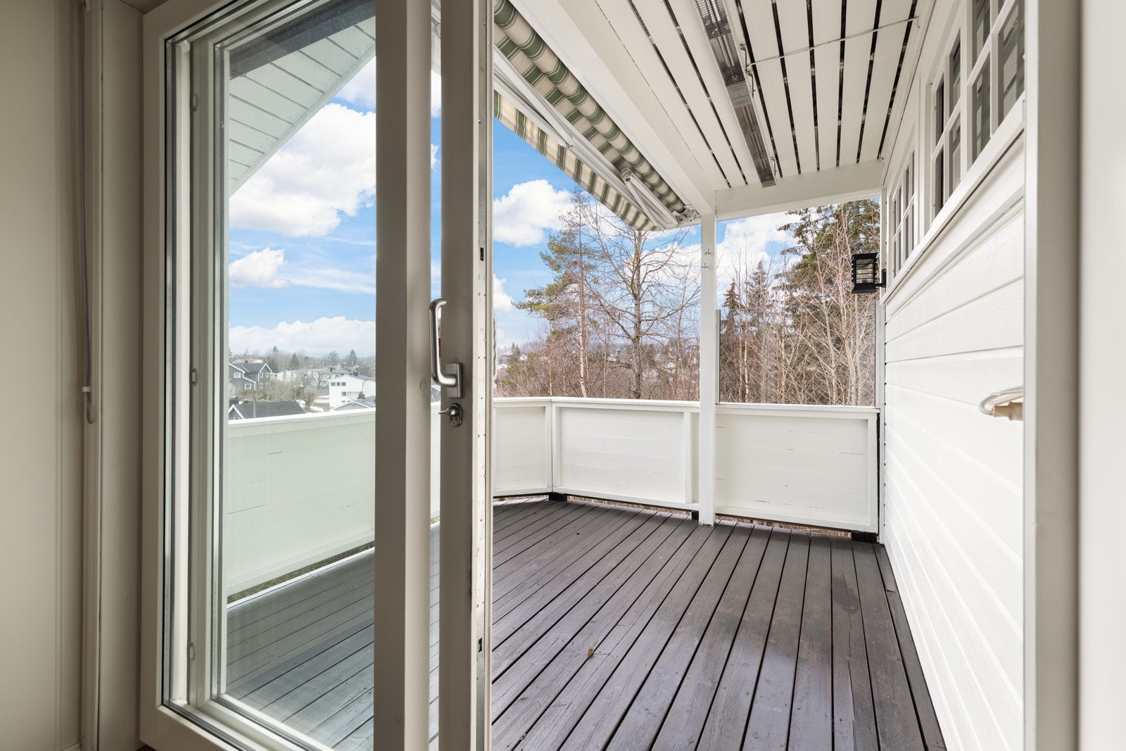 Terrassen er romslig nok til flere forskjellige utemøblement. Galleribilde