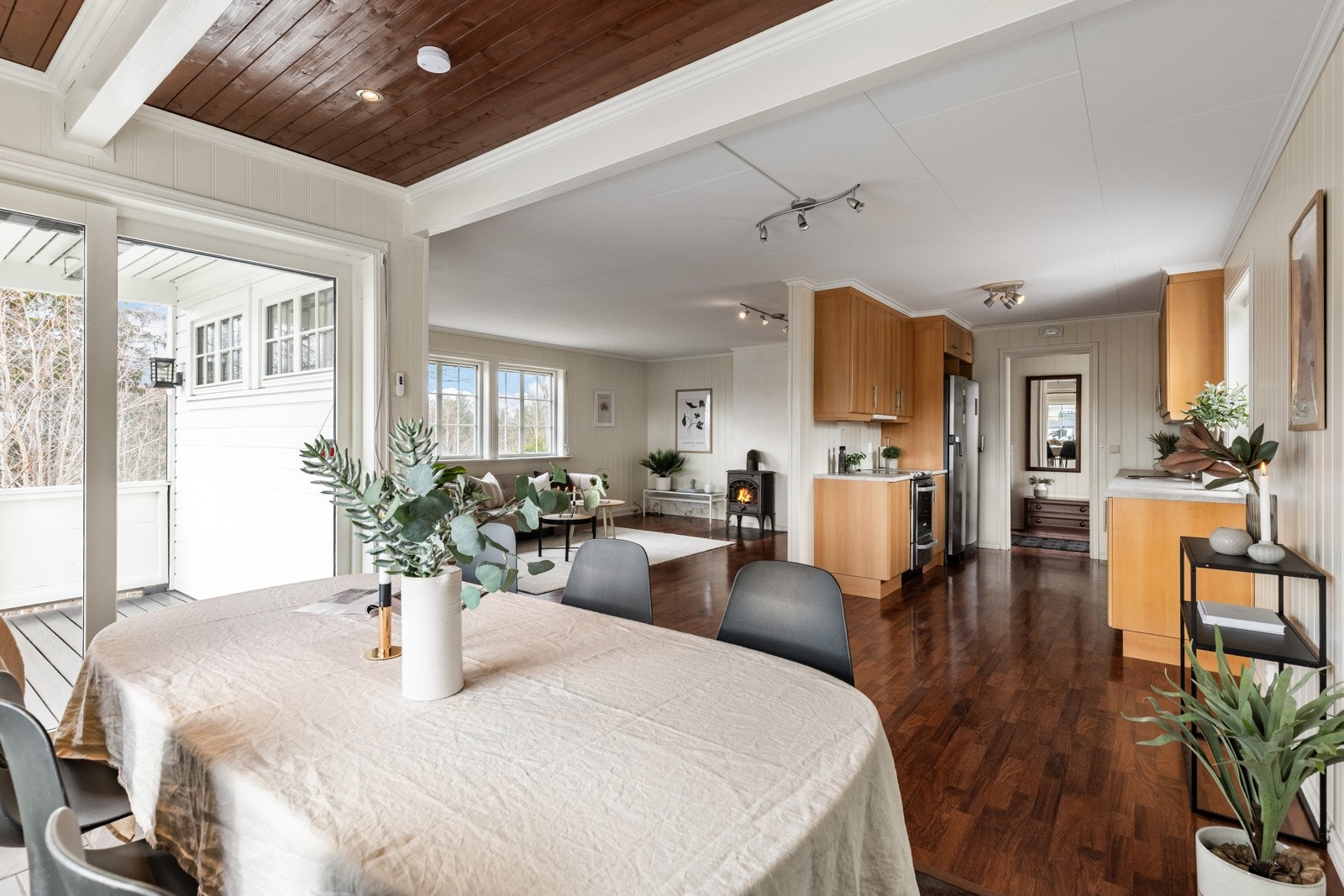 Ved spisestuen er det utgang til en sydøstvendt, dels overbygd terrasse. Galleribilde