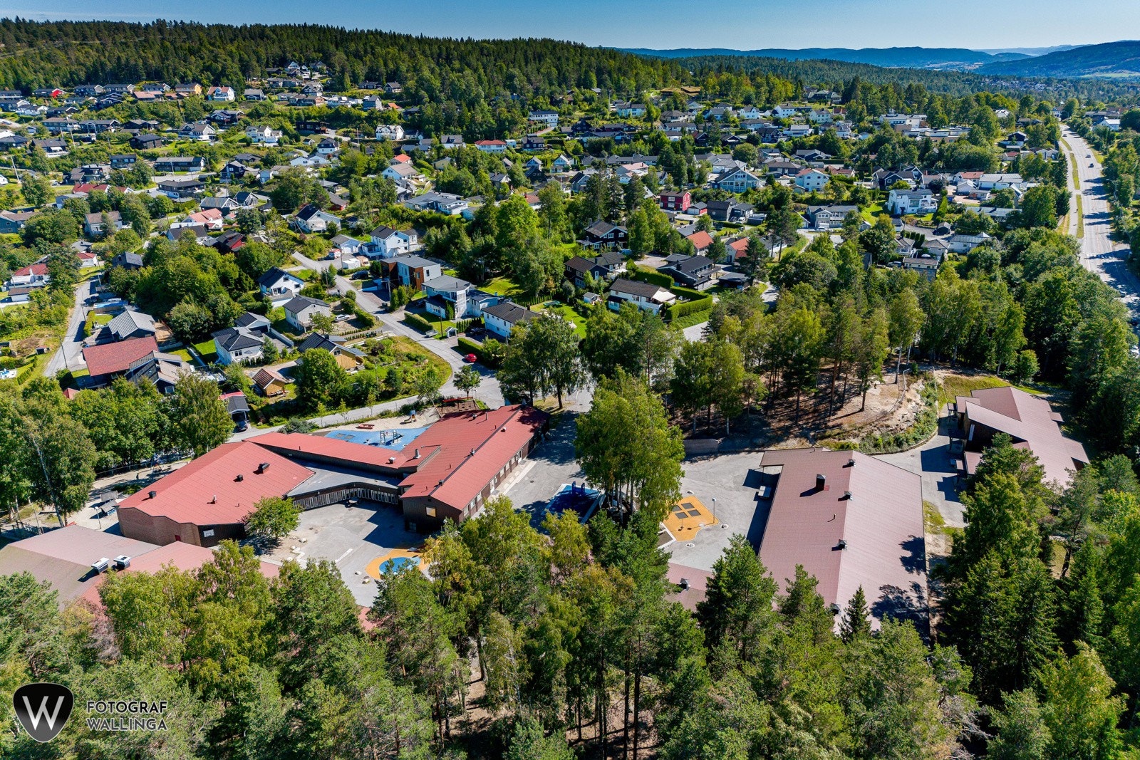 Hallermoen barneskole ligger ca. 400 meter fra boligen. Galleribilde