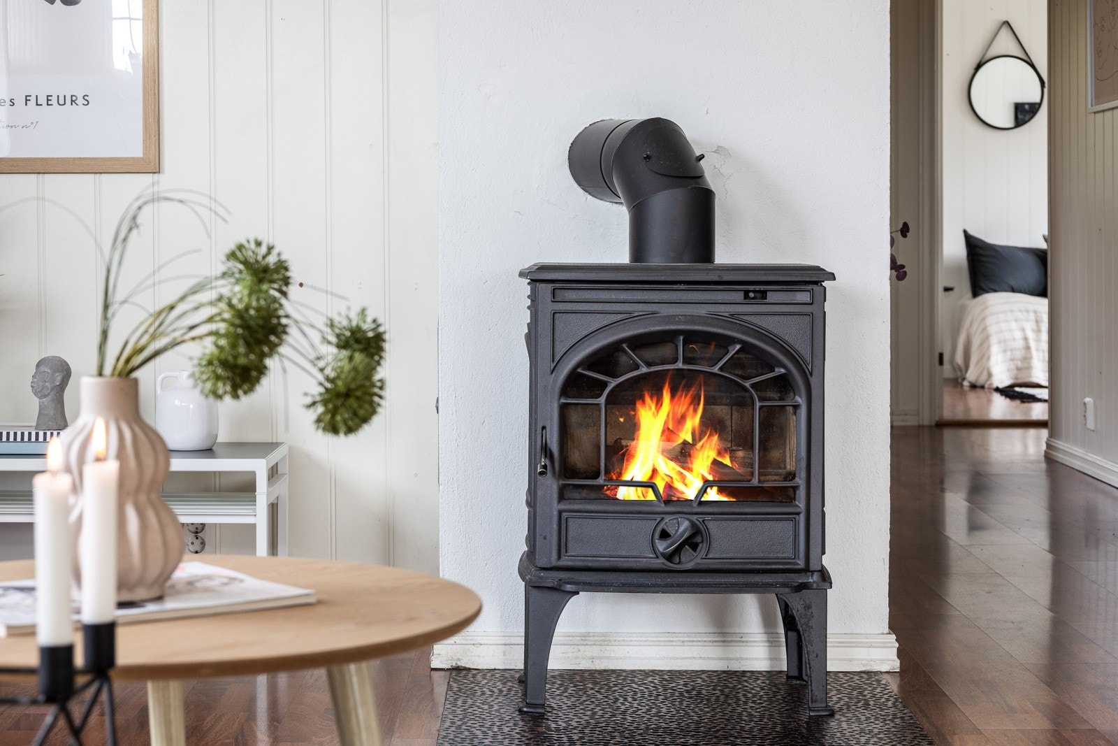 På kveldstid settes den rette stemningen med fyr i en peisovn. Galleribilde