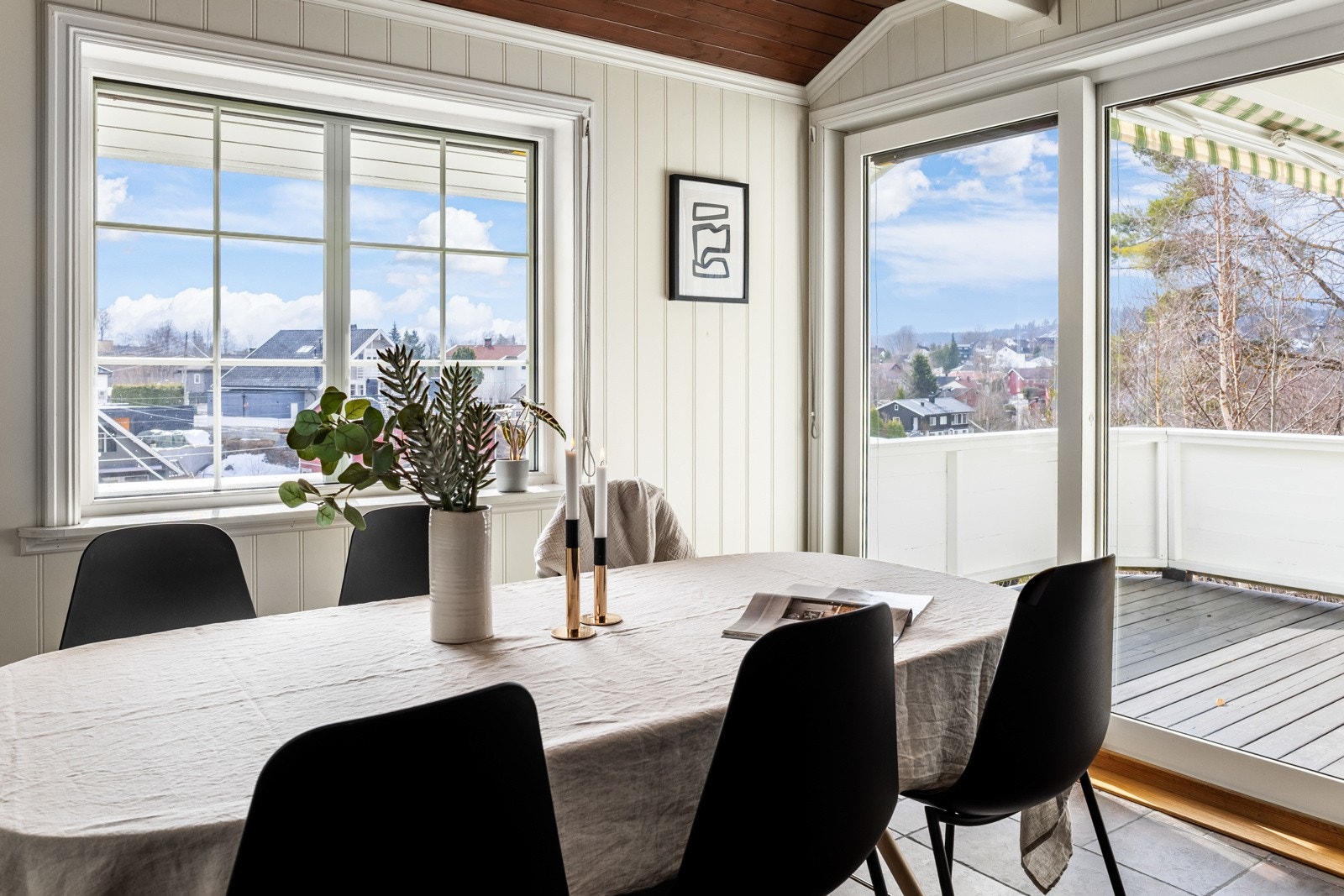 Store vindusflater, samt dør ut til en herlig terrasse. Galleribilde