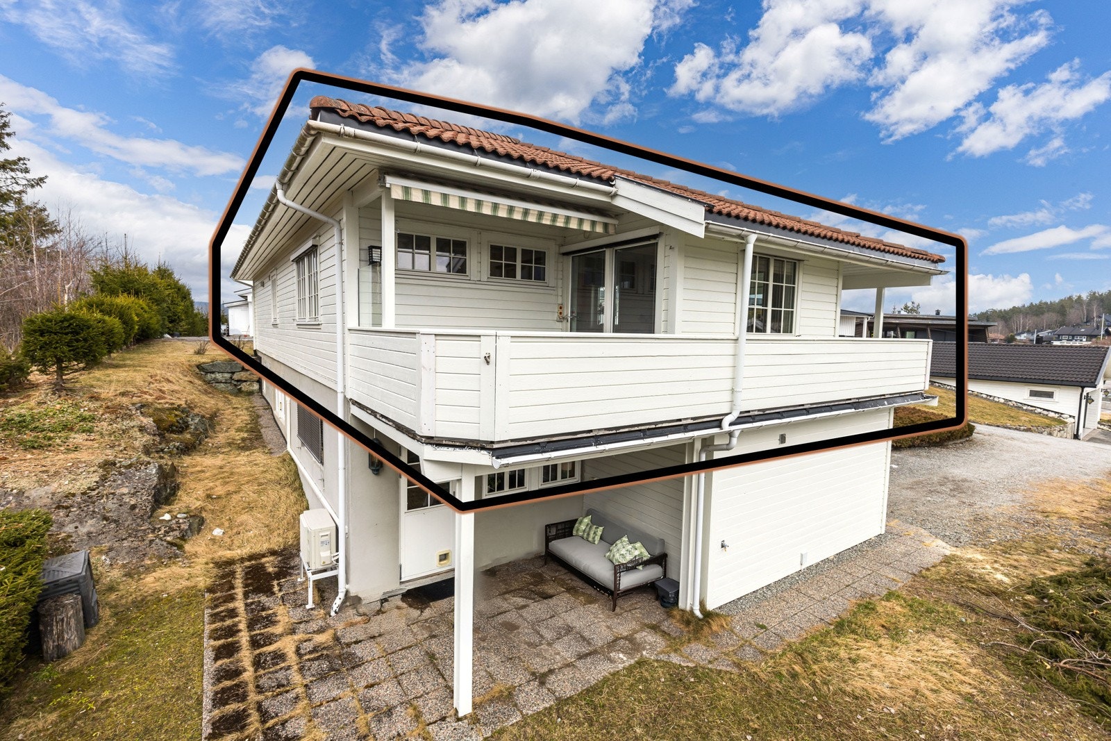 Boligen ligger i andre etasje har en tomannsbolig. Det er trappefri adkomst. Galleribilde