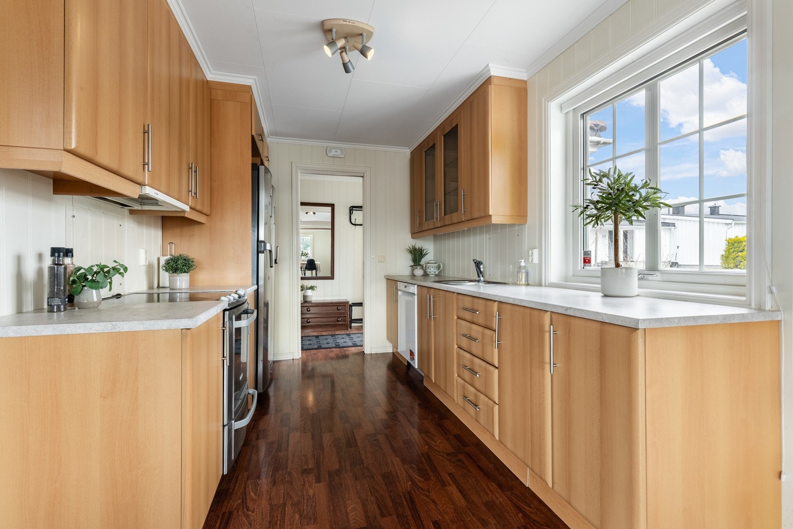 Kjøkkenet har et stilrent og pent design med gode benkeflater og mye oppbevaringsplass. Galleribilde