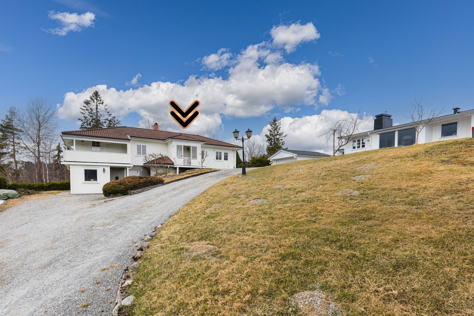 Eiendommen ligger særdeles barnevennlig og attraktivt til, med umiddelbar nærhet til barneskole, lekeplasser og busstopp, samt kort vei til barnehager, butikker og populære turområder. Galleribilde