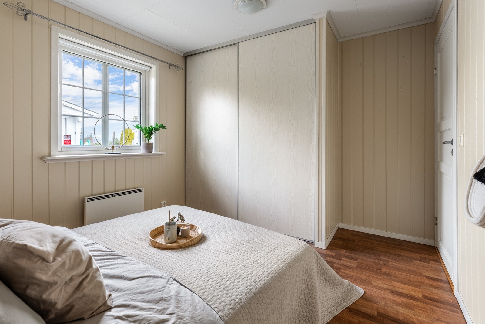 Soverom 1 med garderobeskap. Galleribilde