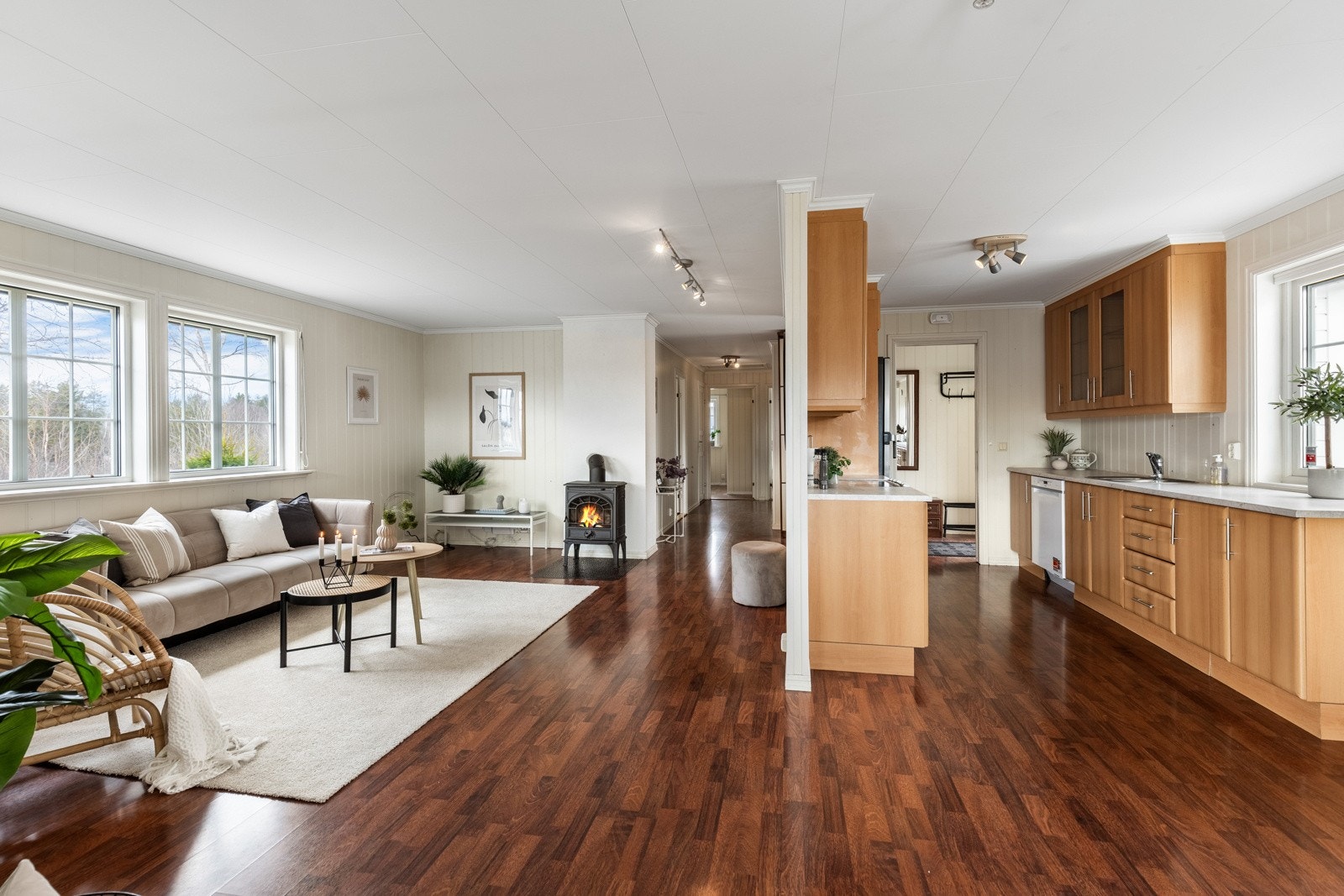 Stuen ligger i åpen løsning med spisestuen og kjøkkenet, og sammen danner de et stort, luftig og innbydende allrom med utmerket møbleringfrihet. Galleribilde