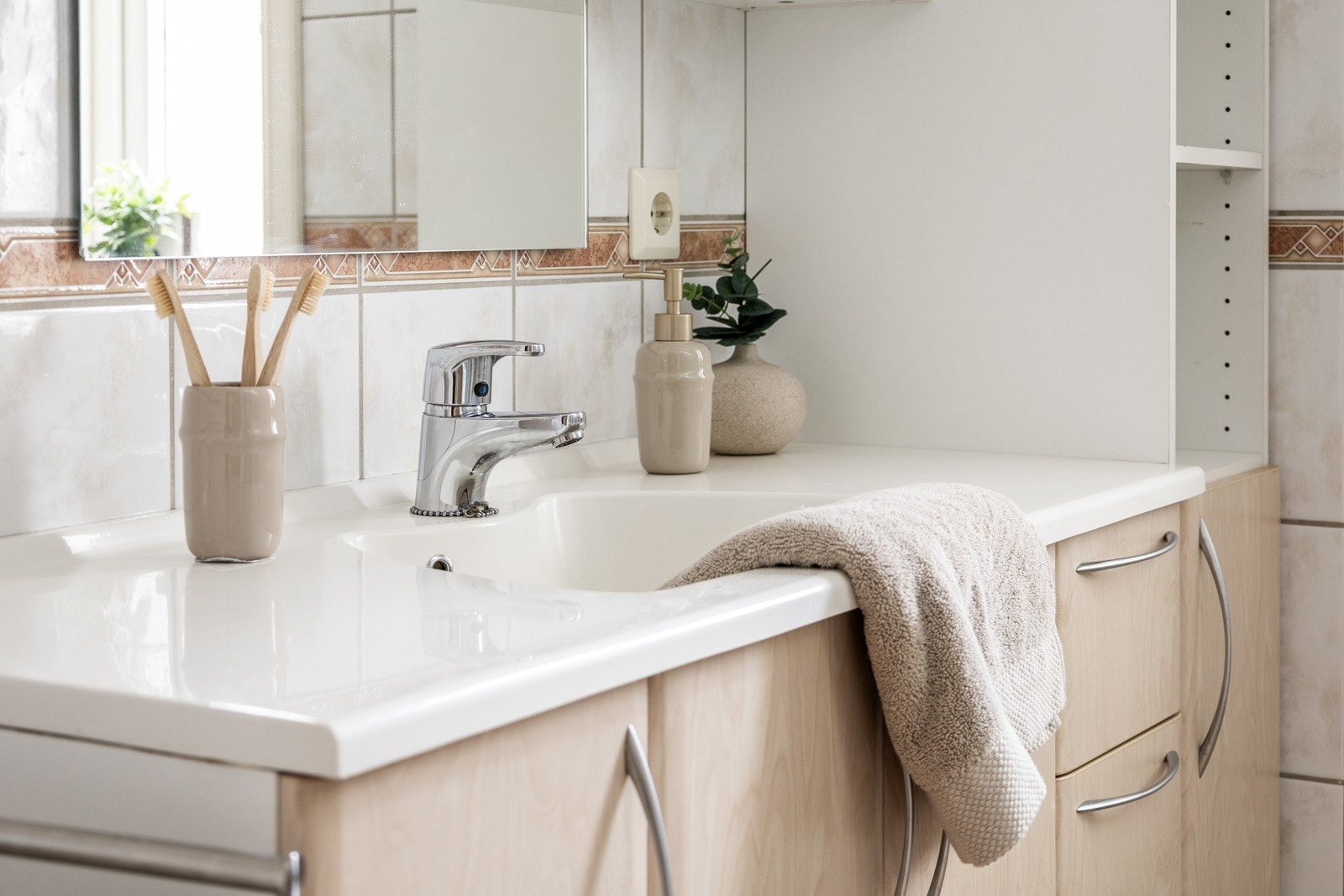 Baderomsinnredningen har lyse, finerte fronter og består av en heldekkende servant på en skepseksjon, et høyskap, to veggskap og et speil med belysning. Galleribilde