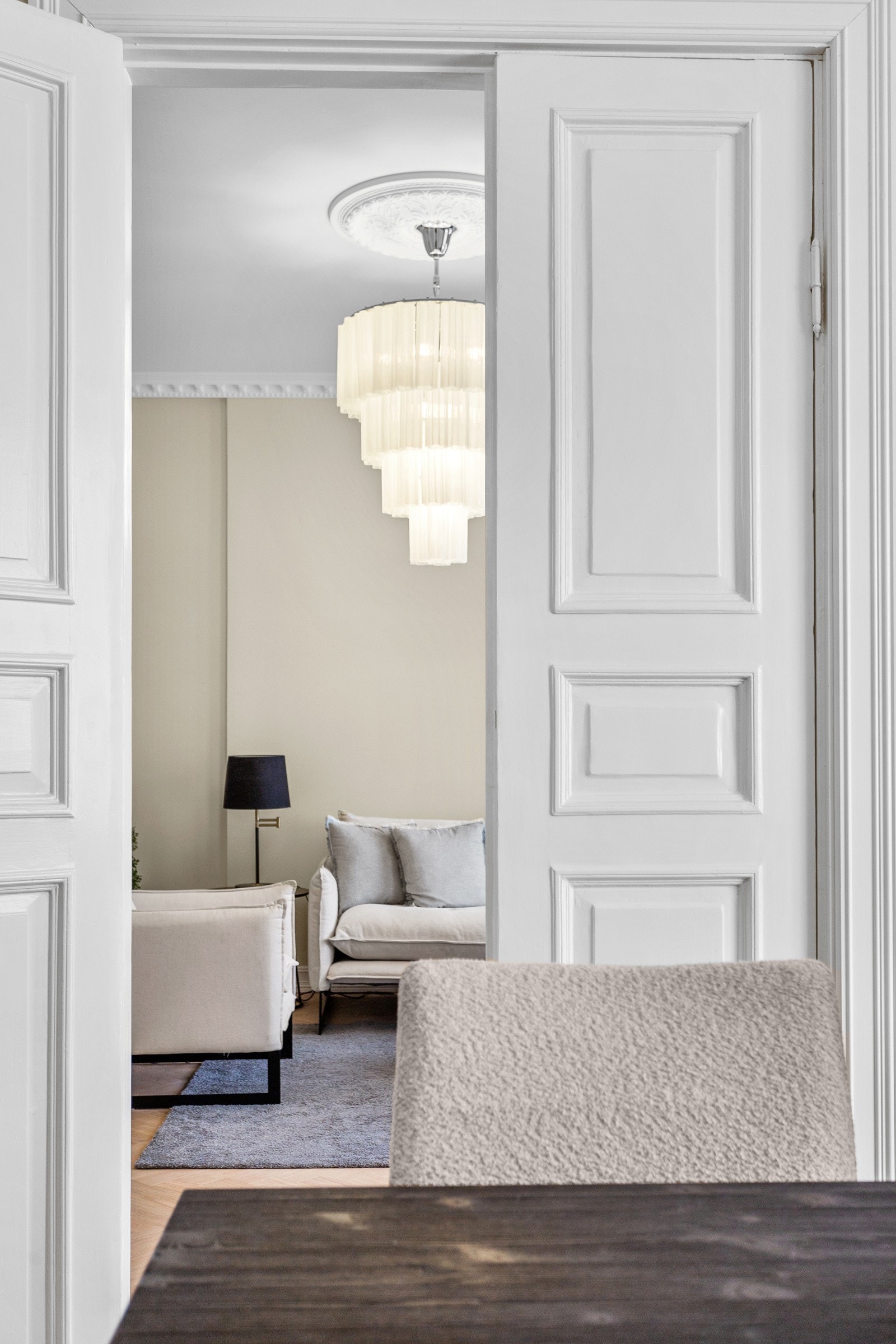 Etterspurt planløsning med to vakre oppholdsrom på rad. Vakre, doble fløydører inn til stuen fra kjøkken/spisestue. Galleribilde