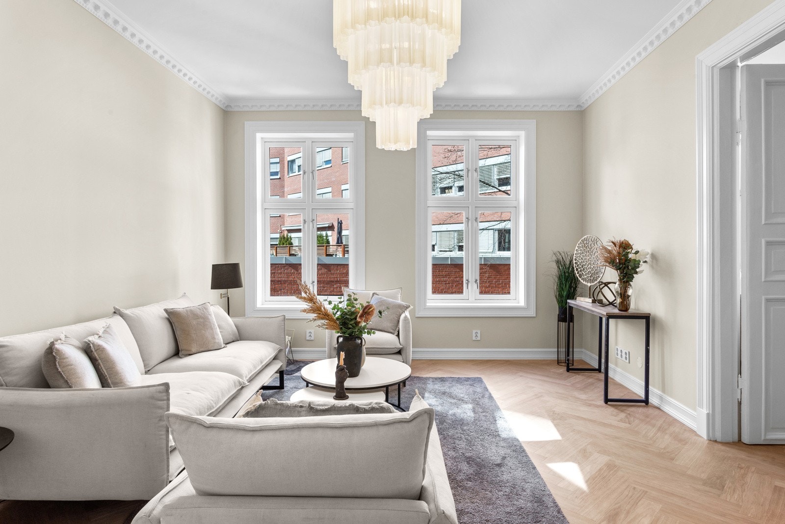 Hele leiligheten er nyoppusset i 2024/25 med meget høy og påkostet standard. Galleribilde