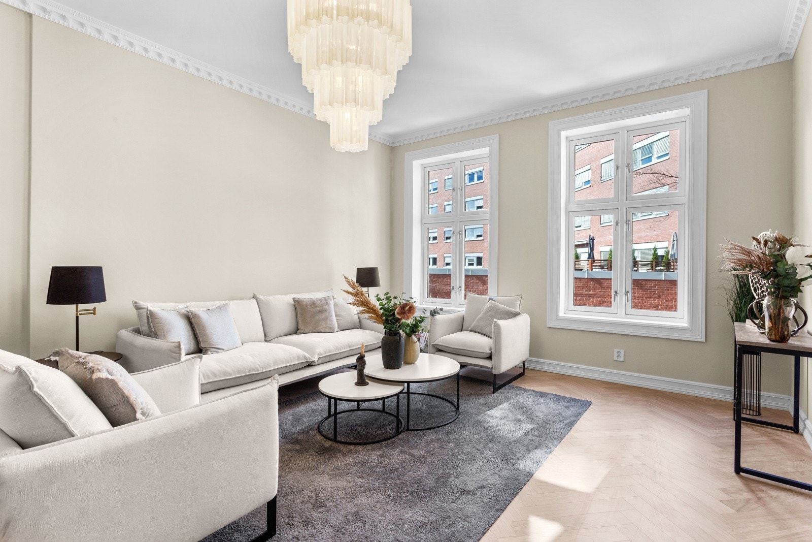 Den nydelige fiskebensparketten sammen med de brede listene, stukkaturen og rosettene komplementerer det klassiske uttrykket i leiligheten. Galleribilde