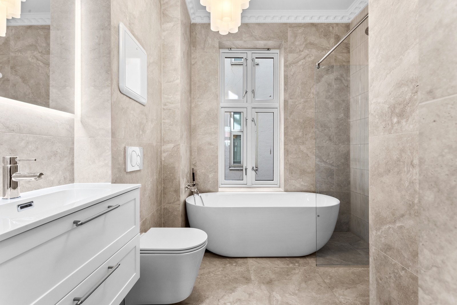 Nytt drømmebad i 2025 med full takhøyde, stukkatur og rosett. Alt av armaturer i hele leiligheten er fra Tapwell. Massive/kompakte innerdører med lekre, klassiske dørhåndtak. Galleribilde