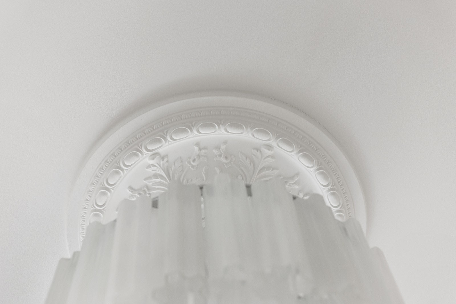 Det er nydelig stukkatur og rosett på kjøkkenet. Sammen med den generøse takhøyden gir dette en svært god atmosfære. Galleribilde