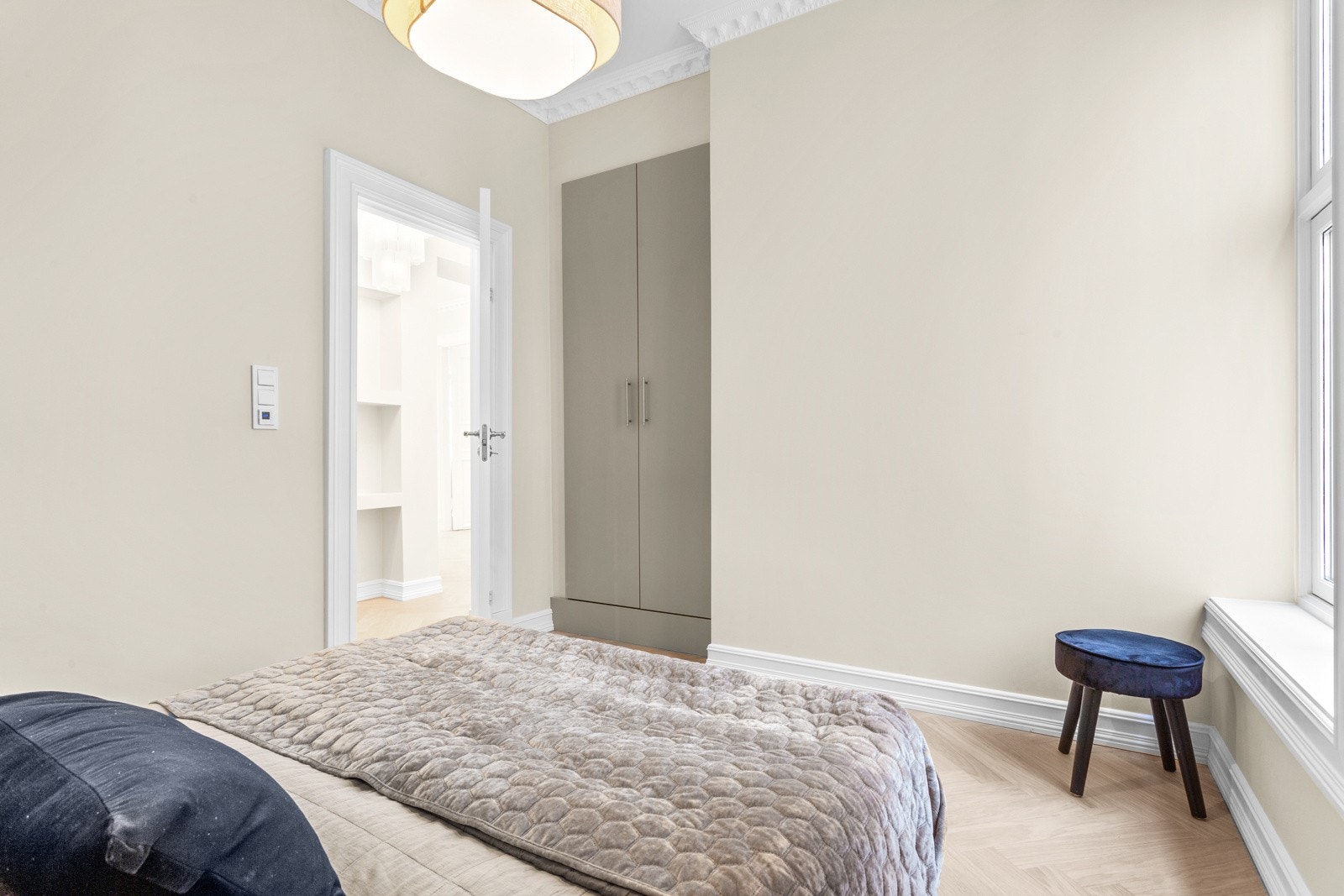 Det er også her innebygde garderobeskap. Legg merke til de vakre dørhåndtakene på innerdørene. Galleribilde