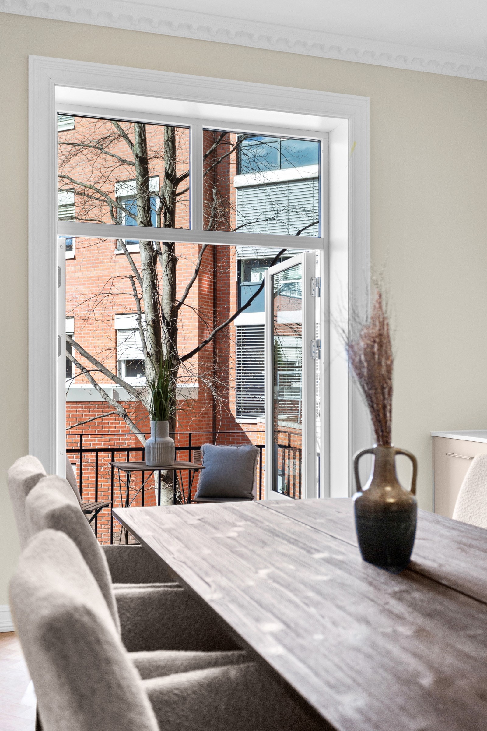 Fra kjøkkenet er det utgang til nordvest-vendt balkong med deilig kveldssol. Galleribilde